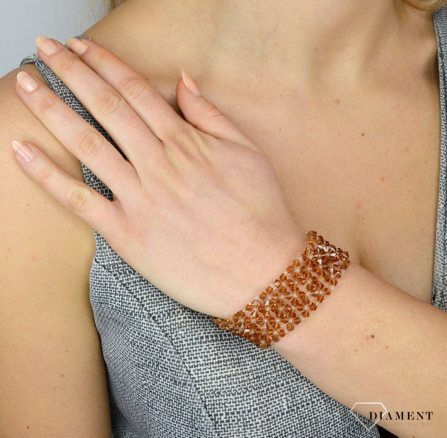 Bransoletka damska Swarovski element w kolorze jasnego brązu przód.jpg